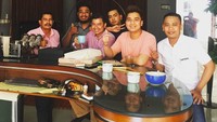 “Team with orang-orang pintar,” tulis Billy di keterangan foto. Wah, sepertinya mereka habis makan sambil ngobrol serius nih! Foto: Instagram bilsky16