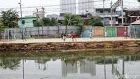 Pagar di RPTRA dibongkar untuk mempermudah pekerjaan pemasangan turap.