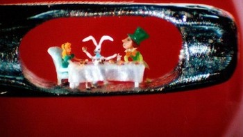 Karya seni lukis terkecil dilukis oleh Williard Wigan yang mengalami disleksia meski demikian ia mampu menciptakan karya seni yang sangat kecil bahkan untuk melihatnya harus menggunakan mikroskop. Ia menggambar di batang koreng api, buliran beras hingga lubang jarum. (Foto: list25)