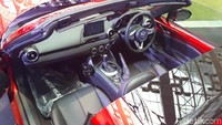 Atap terbuka Mazda MX-5 menambah kece tampilan dirinya. Foto: M Luthfi Andika