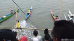 Foto: Seru! Balapan Perahu Nelayan Tradisional Maros