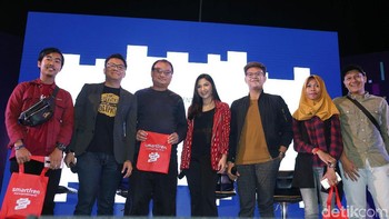 Sesi pertama ini diakhiri foto bersama diikuti para penanya yang mendapatkan merchandise. Foto: detikINET/Rengga Sancaya