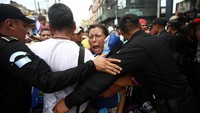 Polisi anti huru hara mencegah mereka melewati jembatan perbatasan dan melanjutkan perjalanan menuju Amerika Serikat (AS). REUTERS/Edgard Garrido