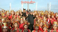 Para pejabat bersama para penari. Penonton dapat menyaksikan unsur pendidikan tentang cinta bangsa yang begitu kuat. (Ardian Fanani/detikTravel)