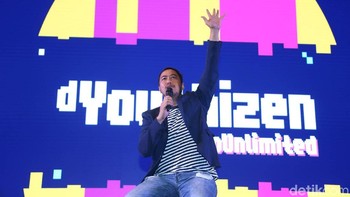 Sesi kedua diisi oleh komika Pandji Pragiwaksono. Ia membahas mengenai topik Internet as their playground. Foto: detikINET/Rengga Sancaya