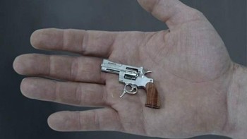 Pistol terkecil di dunia, meski kecil ia masih mampu menembakkan peluru kecil di atas 270mph. Pistol ini dibuat pada tahun 2005 dengan biaya sekitar USD 6200 namun dilarang penjualannya di Amerika Serikat. (Foto: list25)