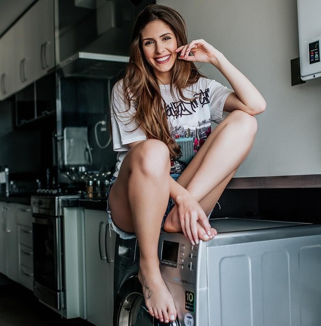 Inilah Camila Karam, YouTuber cantik dari Brazil yang memiliki subscriber lebih dari 300 ribu. Sosoknya kini tengah jadi perbincangan netizen di negerinya karena gosip kedekatannya dengan Neymar. Foto: Dok. Instagram @camilakaram