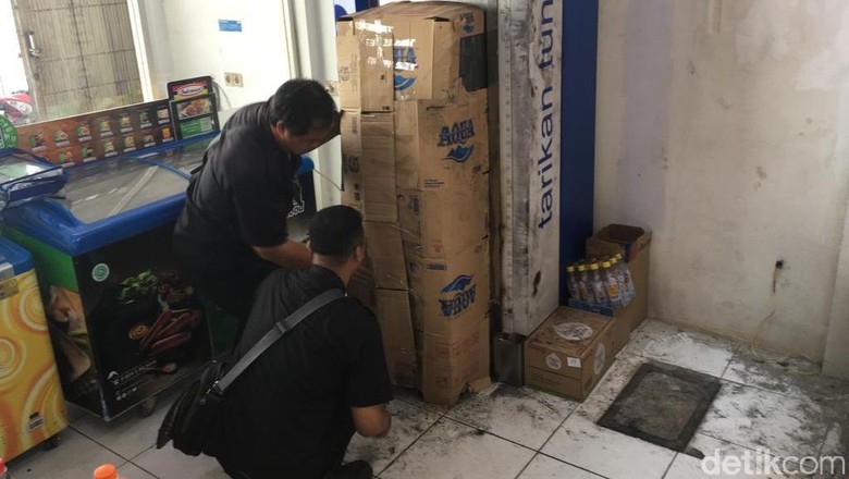 ATM di Mojokerto Dibobol dengan Las, Pelaku Bawa Kabur Rp 673 Juta ATM di Mojokerto Dibobol dengan Las, Pelaku Bawa Kabur Rp 673 Juta