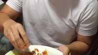 Makan nasi hangat pakai ayam geprek bertabur cabe melimpah sih udah pasti nikmat. Billy ternyata juga doyan makanan yang satu ini. Foto: Instagram bilsky16