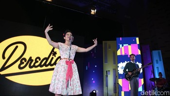 Di sela-sela acara diselingi Deredia, sebuah band yang membawa musik era 50-an kepada generasi milenial yang hadir di acara dYouthizen Jakarta kali ini. Foto: detikINET/Rengga Sancaya