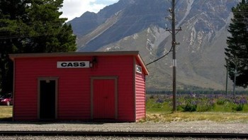 Wilayah distrik Selwyn, Canterbury memiliki predikat kota paling terkecil di dunia. Pasalnya hanya ada satu orang yang tinggal di kota ini, yaitu Barrie Drummond yang menjadi satu-satunya penghuni kota tersebut. Meski sendiri, ia tidak pernah sepi karena banyak wisatawan mampir ke kota tersebut bahkan ia sampai membuat lapangan golf mini dan bowling untuk menarik lebih banyak pengunjung. (Foto: list25)