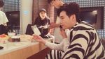 Manisnya Lee Jong Suk Saat Makan Es Krim dan Racik Kopi