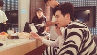 Pemain drama Doctor Stranger ini ternyata doyan makan es krim. Di sela-sela break syuting, ia terlihat lahap memakan semangkuk es krim bertopping bubuk cokelat. Foto: Instagram jongsuk0206