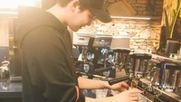Jong Suk ternyata bisa meracik kopi sendiri. Ia terlihat mahir menggunakan mesin pembuat espresso yang ada di kafenya, 89 Mansion. Foto: Instagram jongsuk0206