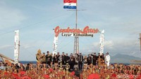 Gerak rampak 1.300 penari Gandrung berkostum merah menyala dengan latar belakang Selat Bali mampu menghipnosis ribuan wisatawan yang hadir. (Ardian Fanani/detikTravel)