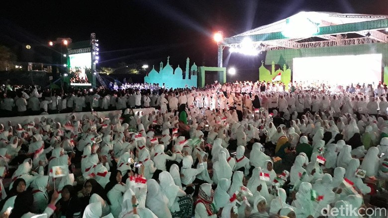 Presiden Jokowi Pimpin Apel Akbar Santri Nusantara di Solo Presiden Jokowi Pimpin Apel Akbar Santri Nusantara di Solo