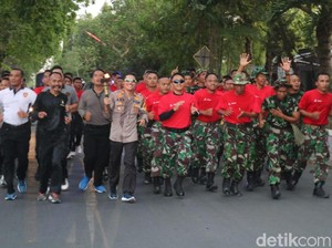 Saat Polisi Bersama TNI Mengarak Api Abadi di Hari Jadi Bojonegoro