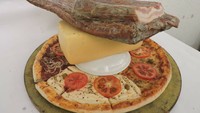 Kabarnya hal ini memang sengaja dilakukan Santos, sang pemilik restoran agar menarik minat pengunjung. Ada ada aja, ya idenya.  Foto: Facebook pizzariabatepapo