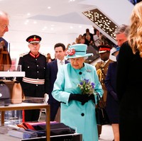 Ratu juga melihat sesi tas cluth dan sepatu saat kunjungannya. Foto: Dok. Getty Images