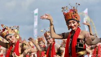 Tarian gemulai Gandrung Sewu. Wagub Jatim Saifullah Yusuf berharap, festival seni-budaya terus menjadi bagian dari pengembangan daerah. (Ardian Fanani/detikTravel)