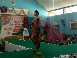 Aksi Warga Binaan Lapas Banyuwangi Bergaya di Atas Catwalk