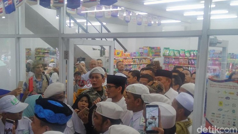 Kampanye di Tangsel, Sandiaga Sempatkan Belanja di 212 Mart Kampanye di Tangsel, Sandiaga Sempatkan Belanja di 212 Mart