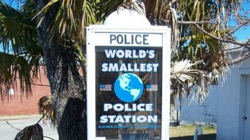 Bukan telepon umum tapi ini merupakan kantor polisi yang diklaim paling kecil di dunia tepatnya di kota Carrabelle, Florida. Kantor ini dibangun pada tahun 1963 yang bertujuan untuk polisi siap siaga jika ada panggilan jarak jauh. (Foto: list25)