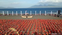 Pertunjukan tari yang tampak sangat kolosal. Festival ini sudah langganan menarik perhatian wisatawan. (Ardian Fanani/detikTravel)