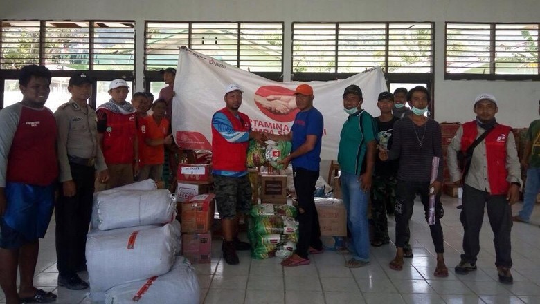 Relawan Ini Tembus 36 Titik Longsor untuk Bantu Pengungsi Relawan Ini Tembus 36 Titik Longsor untuk Bantu Pengungsi