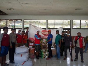Relawan Ini Tembus 36 Titik Longsor untuk Bantu Pengungsi