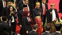Presiden Joko Widodo dan Wapres Jusuf Kalla kompak berbaju adat saat menghadiri pidato tahunan MPR, DPD, dan DPR. Jokowi hadir dengan mengenakan baju adat Bugis, sedangkan JK memakai baju adat Jawa Tengah. Lamhot Aritonang/detikcom/File.