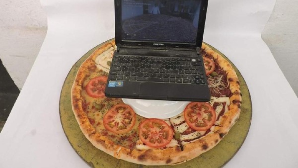 Dari Satu Tandan Pisang hingga Laptop, Ini 12 Topping Pizza Ajaib