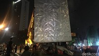 Reklame yang melanggar aturan di Jl Rasuna Said, Jakarta Selatan, mulai dicopot. Sebelumnya, reklame ini sudah disegel karena melanggar konstruksi dan perizinan.