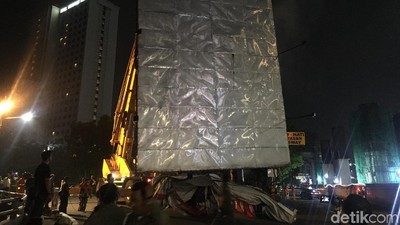 Foto: Pemprov DKI Copot Reklame Langgar Aturan di Rasuna Said