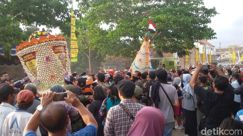 Gunungan Berisi 10 Ribu Bakpia Ludes Diperebutkan di Yogyakarta Gunungan Berisi 10 Ribu Bakpia Ludes Diperebutkan di Yogyakarta
