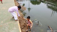 Tidak adanya pagar tersebut akan membahayakan anak-anak yang bermain.