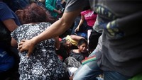 Sejumlah imigran terluka karena kericuhan ini. REUTERS/Edgard Garrido.