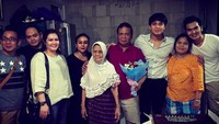 Meski sibuk di dunia hiburan, Billy nggak lupa merayakan ulang tahun sang ayah nih. Ada kue cokelat yang akan mereka nikmati bersama. Foto: Instagram bilsky16