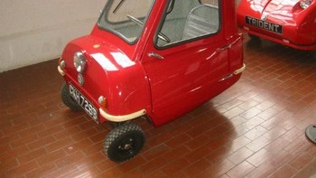 Mobil paling kecil dunia dengan berat yang kurang dari 1 kg. Mobil ini dibentuk pada tahun 1960-an, kini mobil langka tersebut akan diujual seharga USD 170,000. (Foto: list25)