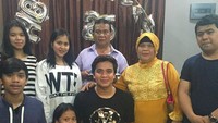 Inilah keluarga yang jadi prioritas Billy. Ada sang ayah, ibu, kakak dan para keponakannya. Kali ini mereka berkumpul dalam rangka ulang tahun Billy. Foto: Instagram bilsky16