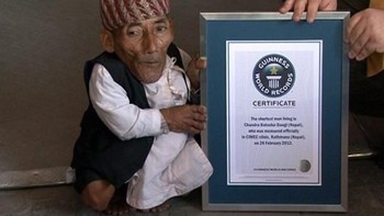 Chandra Bahadur Dangi asal Nepal merupakan manusia terkecil menurut versi Guinness Book of World Records. Ia hanya memiliki tinggi 1 kaki 7 inci. Pada tahun 2015 ia meninggal dunia di usia 75 tahun. Predikat ini pun diserahkan kepada Khagendra Thapa Magar dari Nepal dengan ukuran 2 kaki, 2 inci. (Foto: list25)