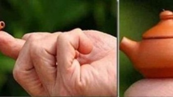 Teko berukuran super kecil dibuat leh Wu Ruishen. Teko ini menjadi yang terkecil di dunia karena hanya memiliki berat 1,4 gram. Teko ini dibuat pada tahun 2007 dan dipamerkan di berbagai museum di Tiongkok. (Foto: list25)