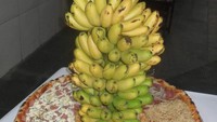 Jadi toppingnya tak hanya ham, smoked beef, keju atau sosis saja. Tapi juga buah-buahan. Contohnya satu tandan pisang ini. Unik banget, kan? Foto: Facebook pizzariabatepapo