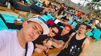 Billy seolah melanjutkan karir almarhum kakaknya, Olga Syahputra di dunia hiburan. Saat liburan di Bali, ia santai makan pizza bareng teman-temannya. Foto: Instagram bilsky16
