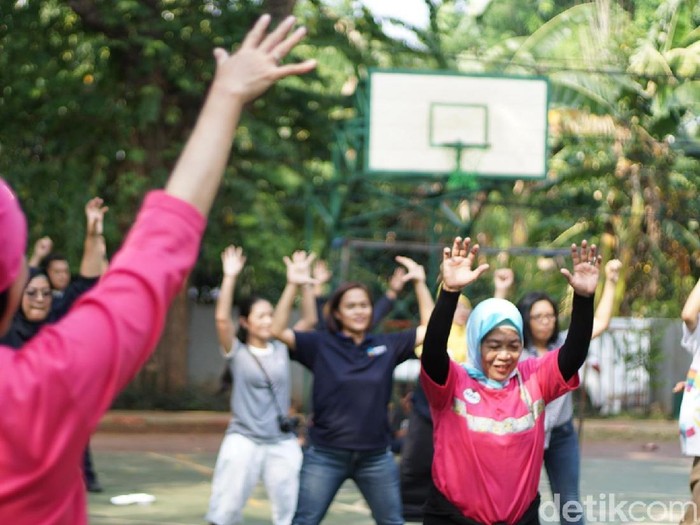 1. Tingkatkan awareness masyarakat terhadap penyakit tulang osteoporosis, Kemenkes mengadakan senam ringan menyenangkan di RPTRA Borobudur, Jakarta Pusat. (Foto: Annissa WD/detikHealth)
