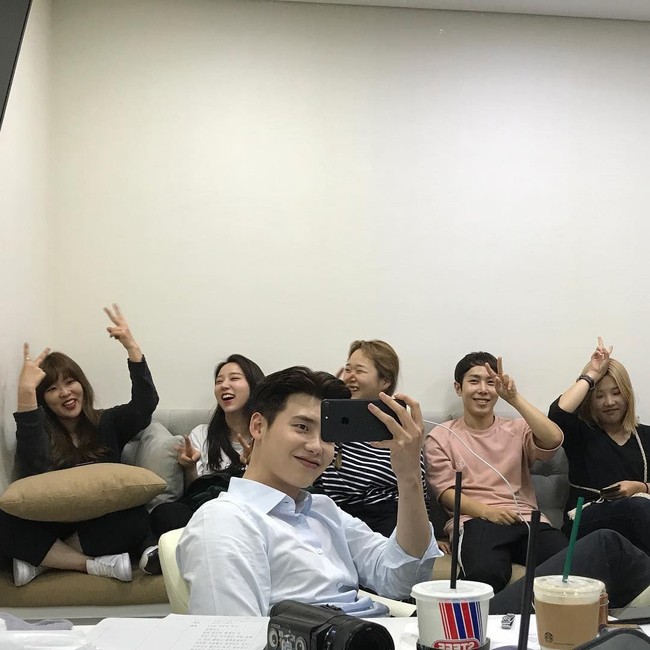 Pose Manis Lee Jong Suk Makan Es Krim hingga Pola Diet Aktris Korea