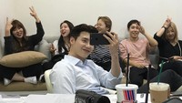 Duh, Jong Suk emang usil, ya. Lagi menikmati segelas kopi saat break syuting aja sempat-sempatnya memotret kru yang ada di belakangnya. Foto: Instagram jongsuk0206