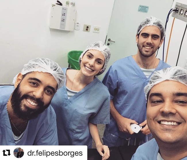 Tanpa makeup, memakai seragam operasi dan berpose bersama-sama rekan dokternya, kecantikan Camila tak memudar. Foto: Dok. Instagram @camilakaram