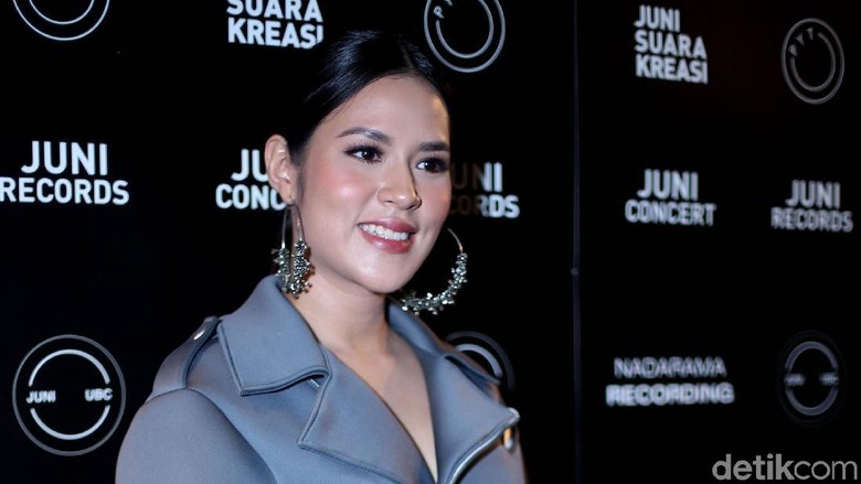 Arti Nama Anak Pertama Raisa, Zalina Raine Wyllie/ Foto: (ismail/detikhot) Arti Nama Anak Pertama Raisa, Zalina Raine Wyllie/ Foto: (ismail/detikhot)