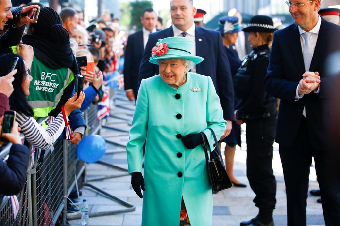 BRACKNELL , ENGLAND - OCTOBER 19: Britains Queen Elizabeth II visits The Lexicon shopping centre during a visit to Bracknell on October 19, 2018 in Bracknell, England. (Photo by Henry Nicholls - WPA Pool/Getty Images)